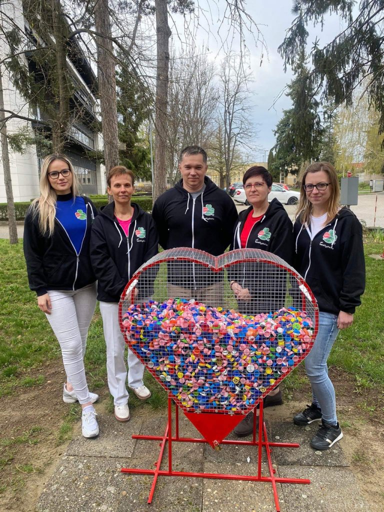 Kupakgyűjtő szívet avattak 01